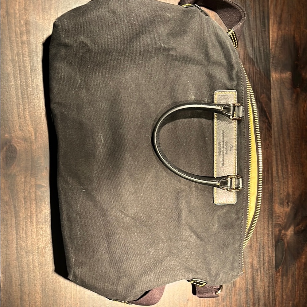 Dooney & Bourke Black Shoulder Bag with Classic Design